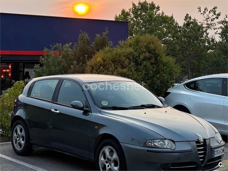 Gris / plata Usado 2003 Alfa Romeo 147 Distinctive Utilitario | 1600 € - Imagen 1/4