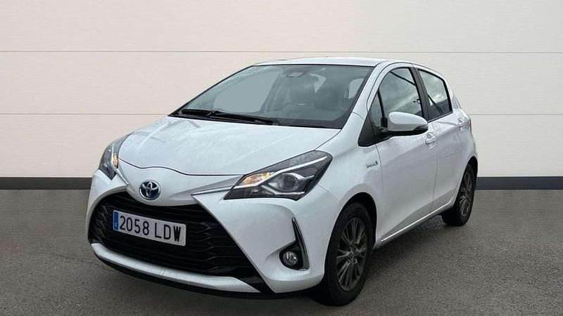 Usado Toyota Yaris Hybrid Active 101 CV (74 kW) 2020 Blanco Berlina