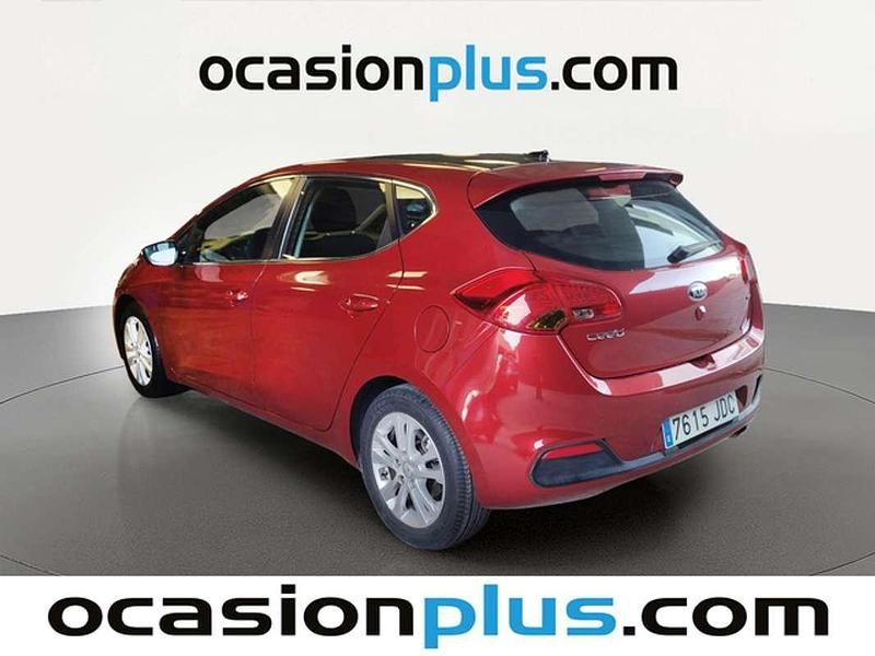 Używany Kia Ceed 90 KM (66 kW) 2015 Czerwony Hatchback