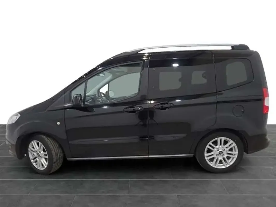 Usado Ford Tourneo Courier Sport 102 CV (75 kW) 2017 Negro Monovolumen