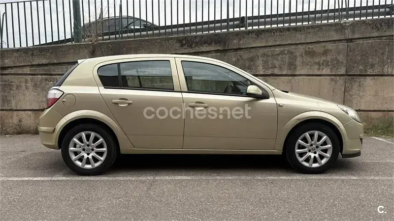 Usado Opel Astra Enjoy 105 CV (77 kW) 2005 Beige Berlina