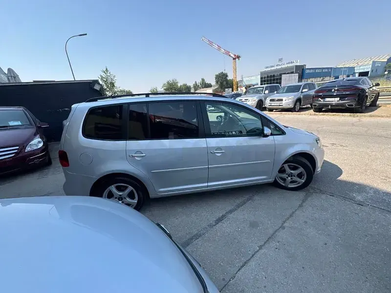 Usado VW Touran Advance 140 CV (102 kW) 2012 Gris / plata Monovolumen