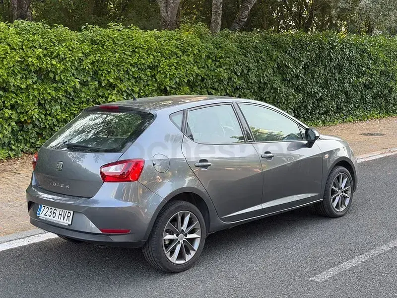Usado Seat Ibiza I-Tech 105 CV (77 kW) 2014 Gris / plata Berlina