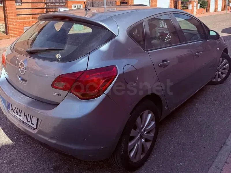 Usado Opel Astra Excellence 130 CV (95 kW) 2012 Gris / plata Berlina