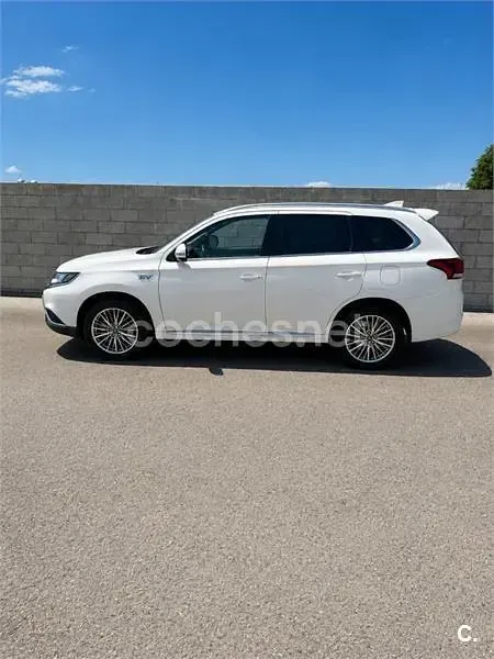 Usado Mitsubishi Outlander P-HEV 224 CV (164 kW) 2021 Blanco SUV