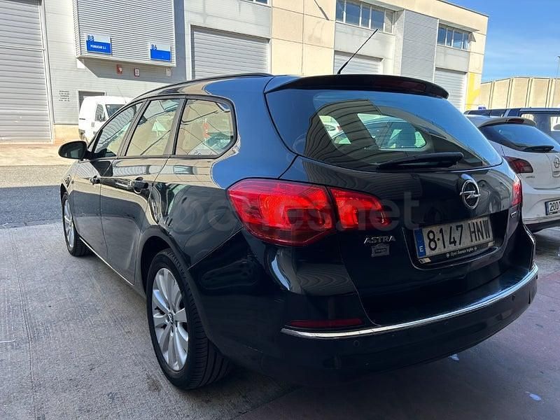 Usado Opel Astra Selective 110 CV (80 kW) 2013 Negro Familiar