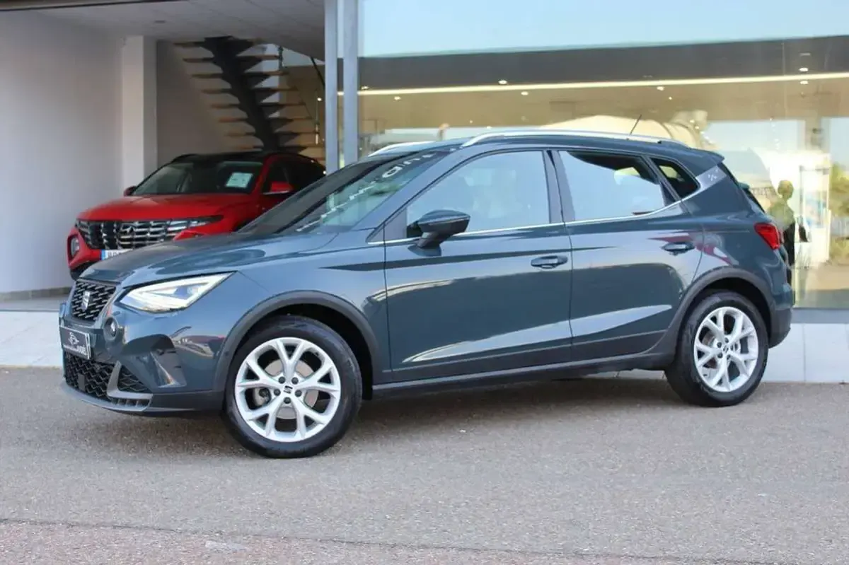 Usado Seat Arona FR 115 CV (84 kW) 2024 Azul SUV