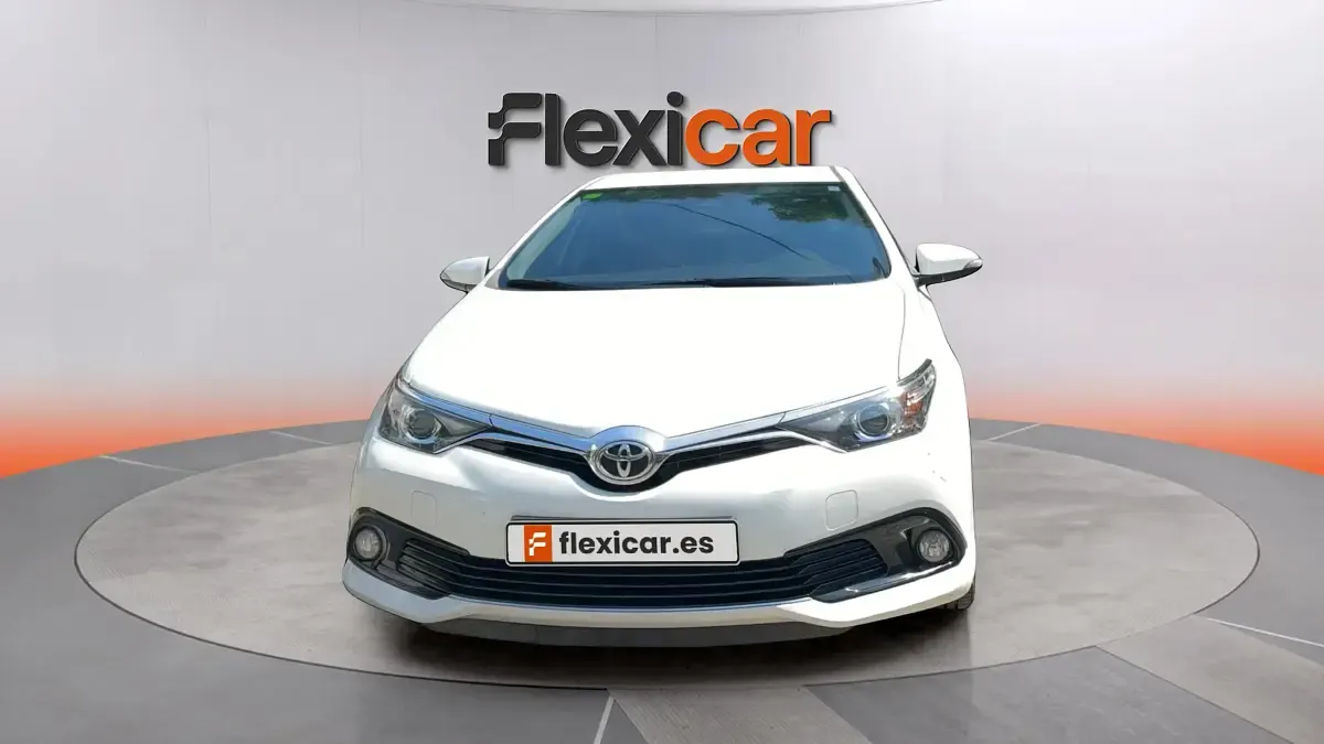 Usado Toyota Auris Active 116 CV (85 kW) 2018 Blanco Berlina