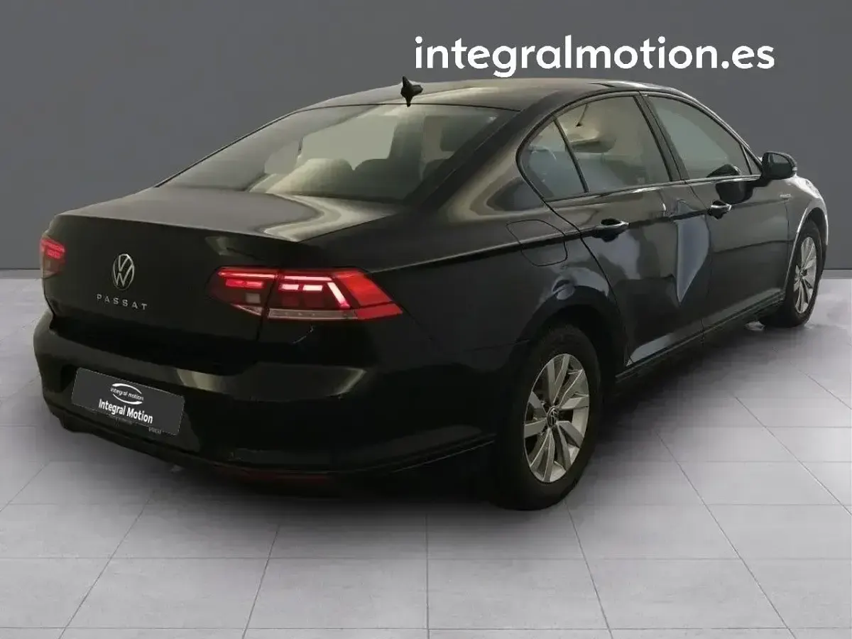 Usado VW Passat Business 122 CV (89 kW) 2021 Negro Berlina
