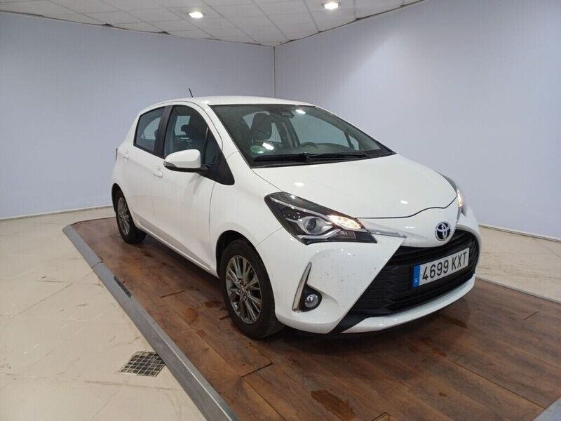 Używany Toyota Yaris Active 111 KM (81 kW) 2019 Biały Sedan/Limuzyna