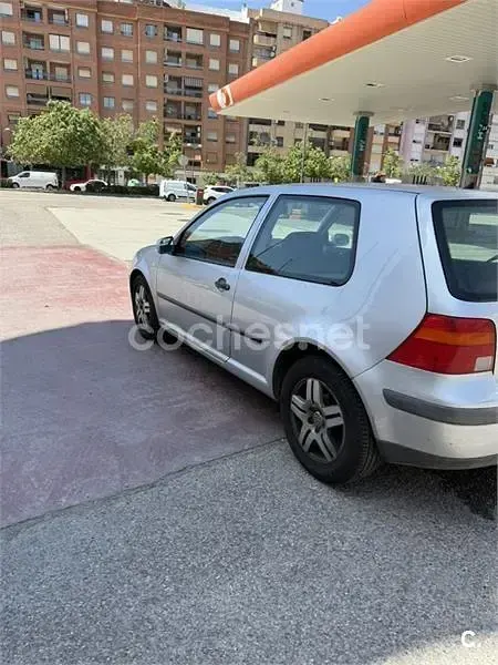 Usado VW Golf IV Highline 100 CV (73 kW) 2001 Gris / plata Berlina