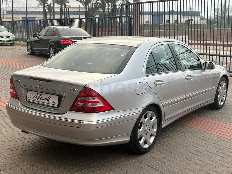 Usado Mercedes C220 Elegance 150 CV (110 kW) 2004 Gris / plata Berlina