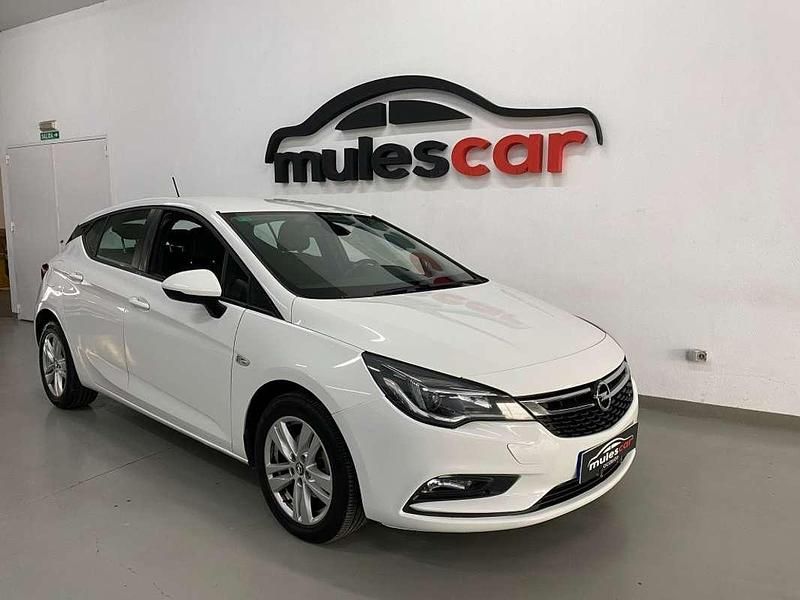 Usado Opel Astra Dynamic 110 CV (80 kW) 2019 Blanco Utilitario