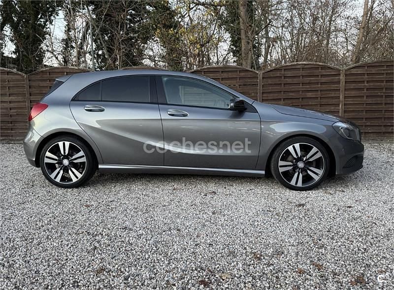Usado Mercedes A200 Urban 136 CV (100 kW) 2013 Gris / plata Berlina