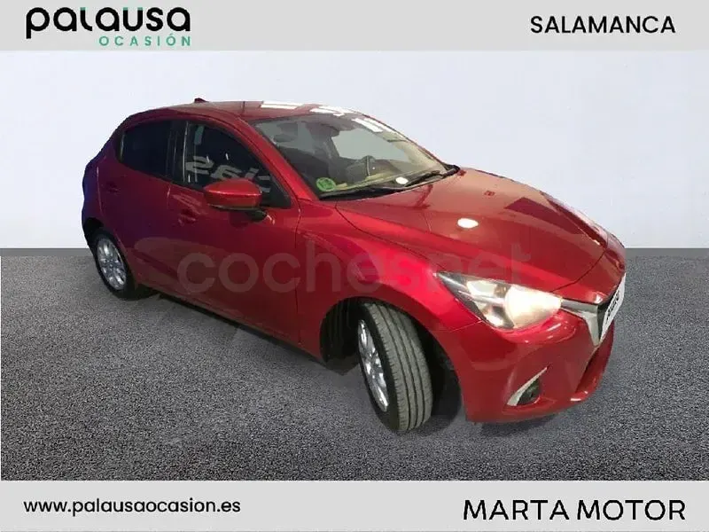 Usado Mazda 2 90 CV (66 kW) 2017 Granate Berlina