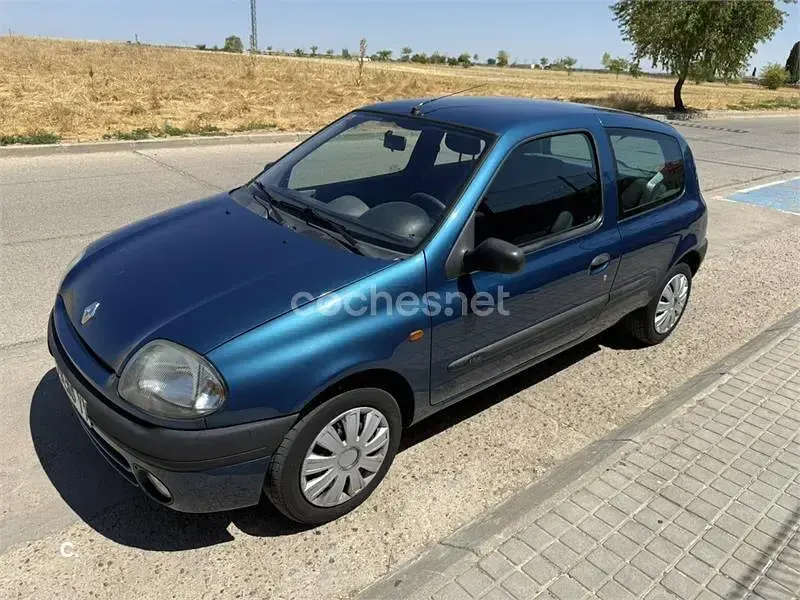 Usado Renault Clio 60 CV (44 kW) 2000 Azul Berlina