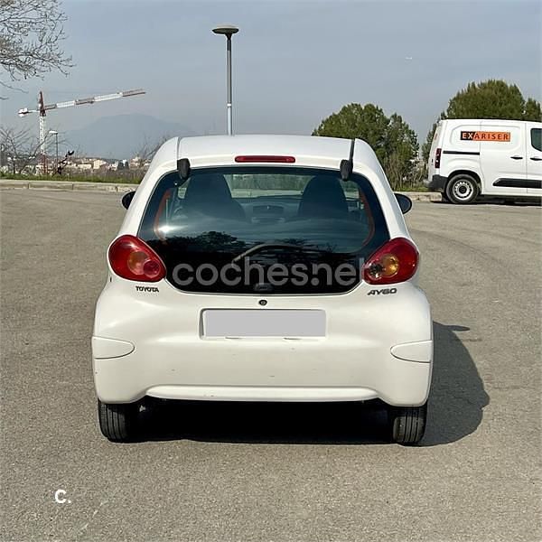 Usado Toyota Aygo 68 CV (50 kW) 2009 Blanco Utilitario