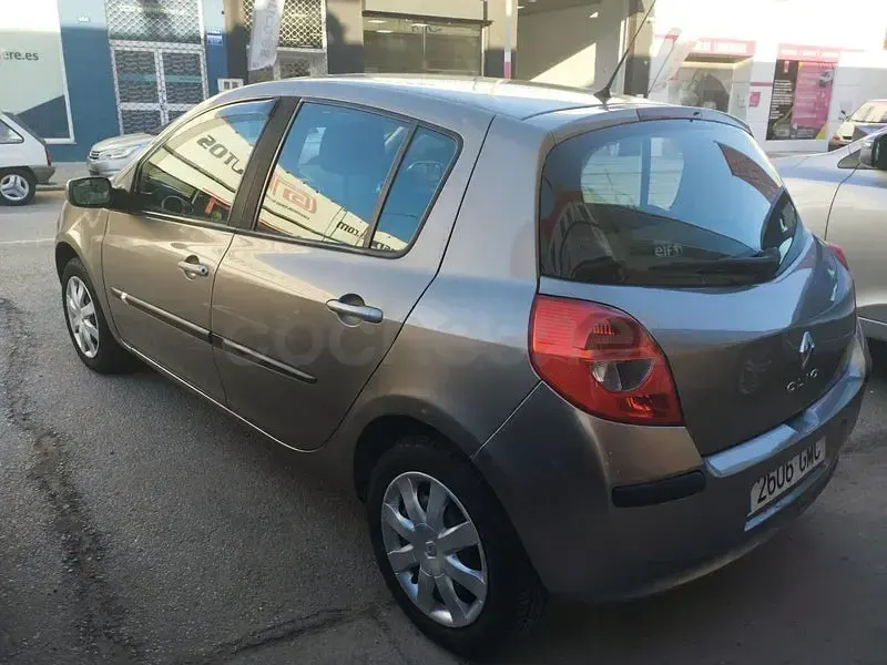 Usado Renault Clio II Authentique 75 CV (55 kW) 2009 Beige Berlina