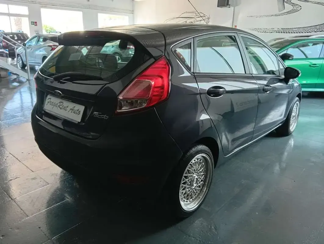 Usado Ford Fiesta 82 CV (60 kW) 2015 Gris Utilitario