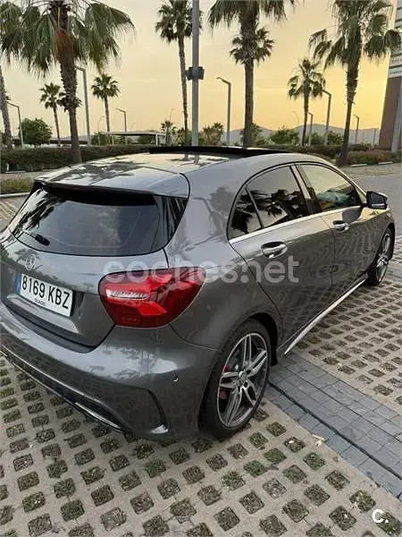 Usado Mercedes A180 AMG line 109 CV (80 kW) 2017 Gris / plata Utilitario