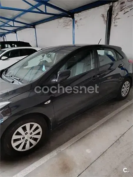 Usado Hyundai i30 100 CV (73 kW) 2016 Negro Berlina
