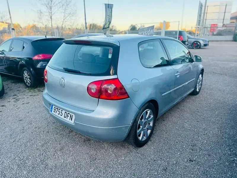 Usado VW Golf IV Highline 105 CV (77 kW) 2005 Gris / plata Berlina