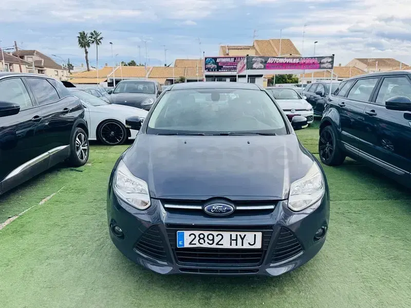 Usado Ford Focus Trend 115 CV (84 kW) 2014 Gris / plata Berlina