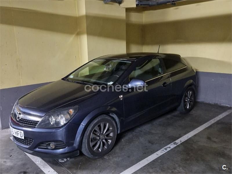 Gris / plata Usado 2011 Opel Astra GTC Berlina | 3900 € (Buen precio) - Imagen 1/4