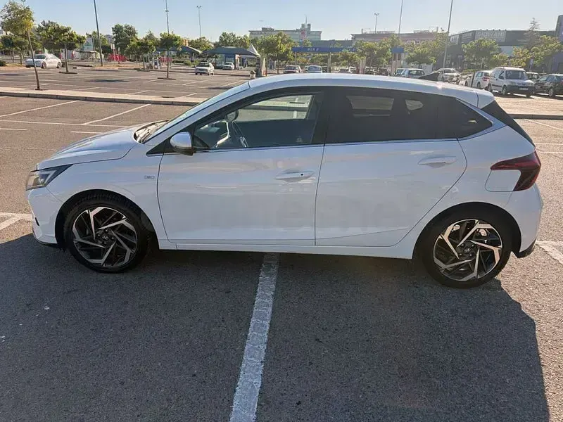 Usado Hyundai i20 100 CV (73 kW) 2022 Blanco Utilitario