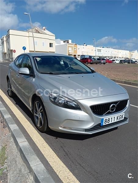 Usado Volvo V40 Kinetic 122 HP (89 kW) 2017 Cinzento Sedan