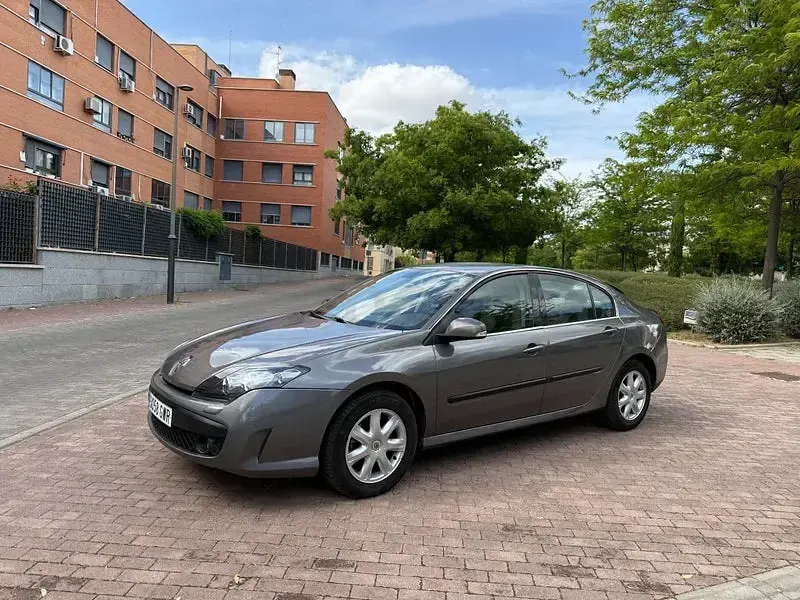 Begagnad Renault Laguna III Expression 140 HK (102 kW) 2010 Grå Sedan