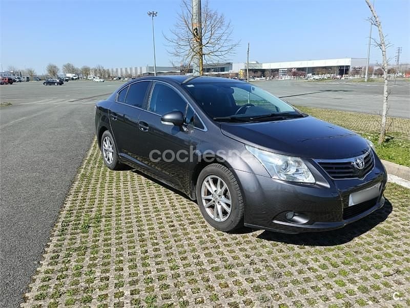 Usado Toyota Avensis Active 126 CV (92 kW) 2011 Gris / plata Berlina