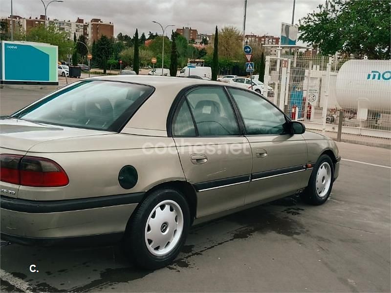 Usado Opel Omega 130 CV (95 kW) 1996 Beige Berlina