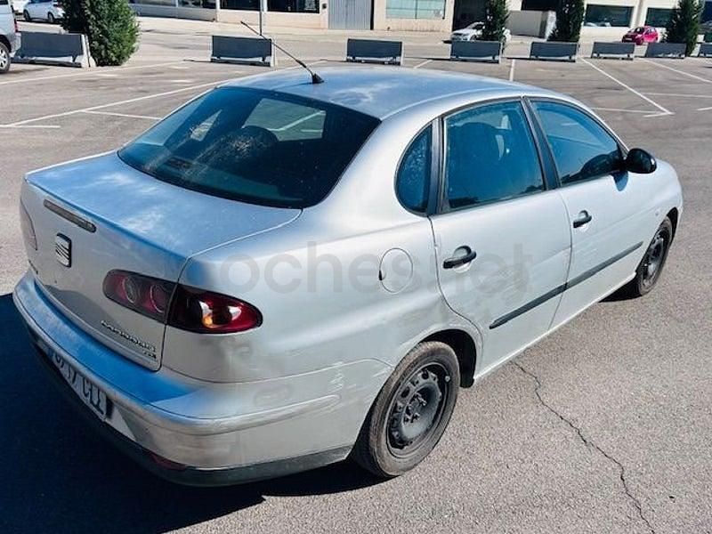 Usado Seat Cordoba Stella 100 CV (73 kW) 2003 Gris / plata Berlina