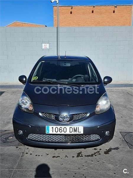 Usado Toyota Aygo Sport 68 CV (50 kW) 2005 Gris / plata Utilitario