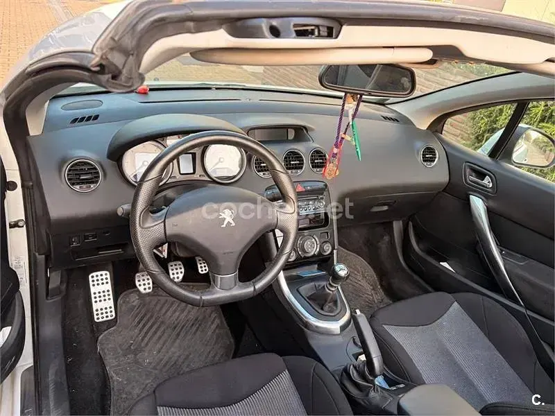 Usado Peugeot 308 CC Active 112 CV (82 kW) 2011 Blanco Descapotable