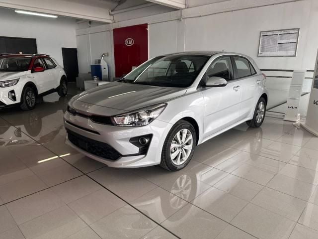 Plateado Usado 2023 Kia Rio Berlina | 17.300 € (Precio justo) - Imagen 1/4