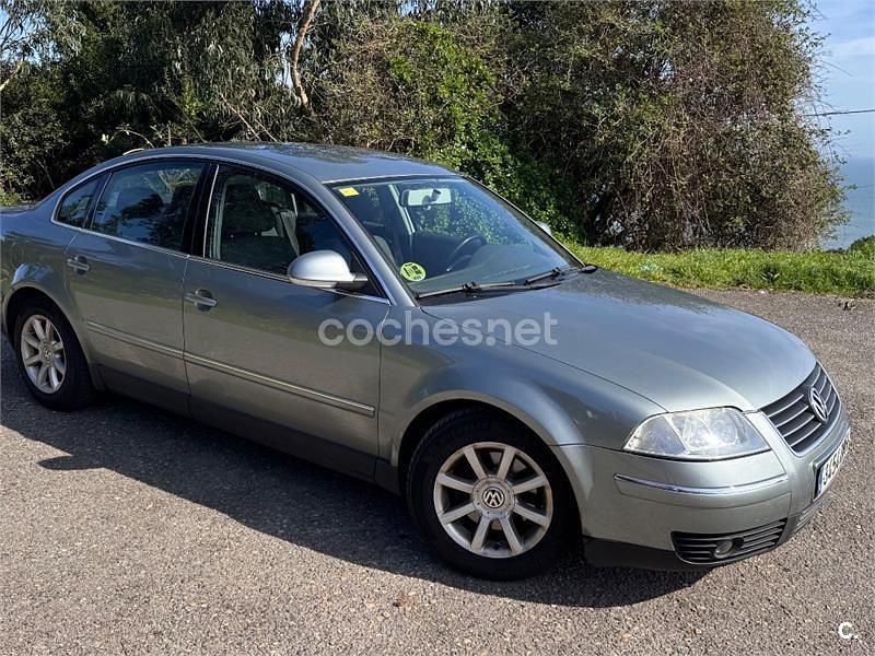 Usado VW Passat Highline 130 CV (95 kW) 2004 Gris / plata Berlina