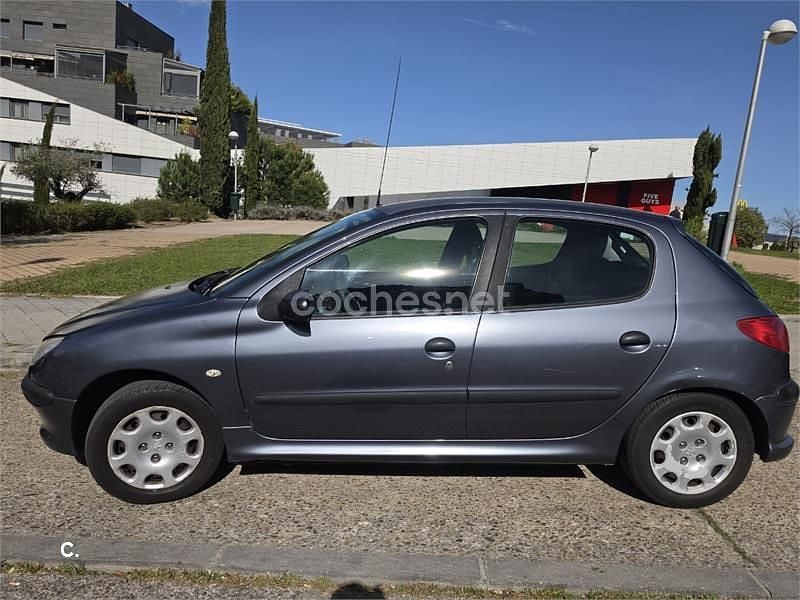 Usado Peugeot 206 75 CV (55 kW) 2006 Gris / plata Berlina