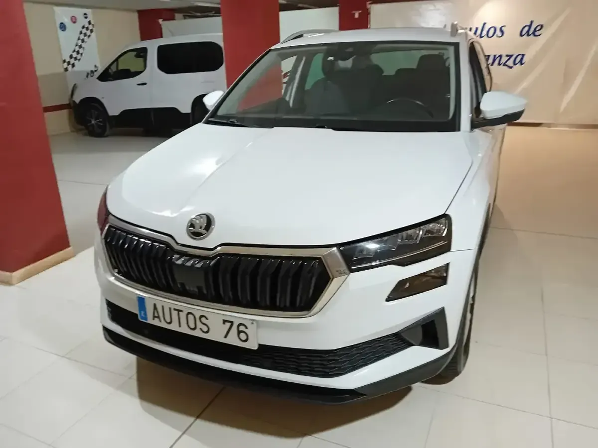 Usado Skoda Karoq Ambition 150 CV (110 kW) 2022 Blanco SUV
