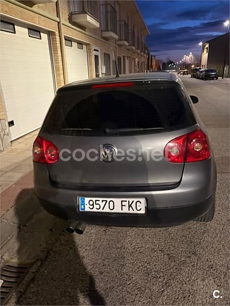 Usado VW Golf V Highline 102 HP (75 kW) 2007 Cinzento Sedan