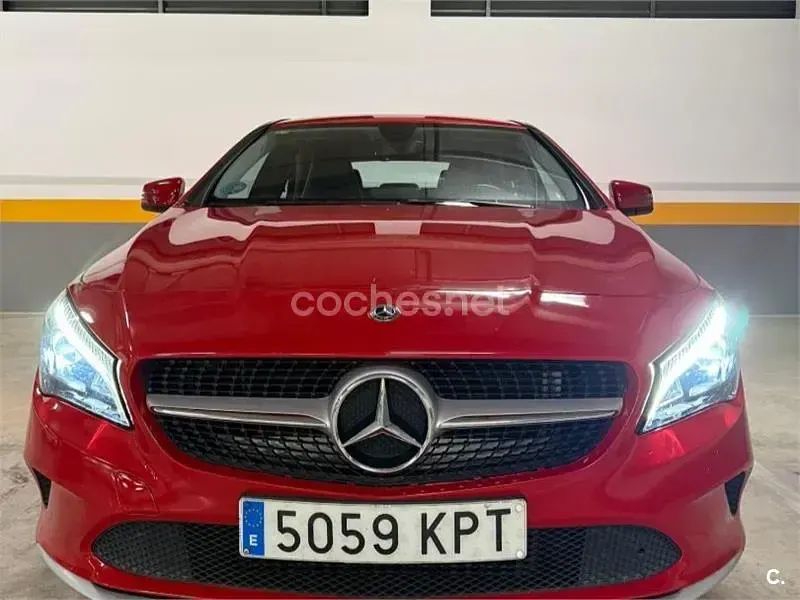 Usado Mercedes CLA180 122 CV (89 kW) 2018 Rojo Coupe