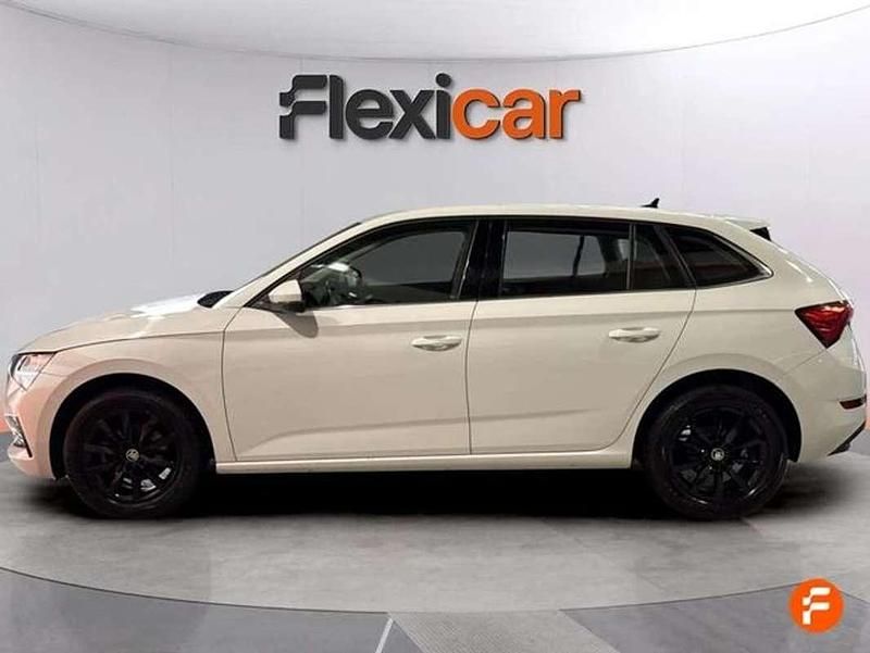 Usado Skoda Scala Ambition 110 CV (80 kW) 2021 Blanco Utilitario