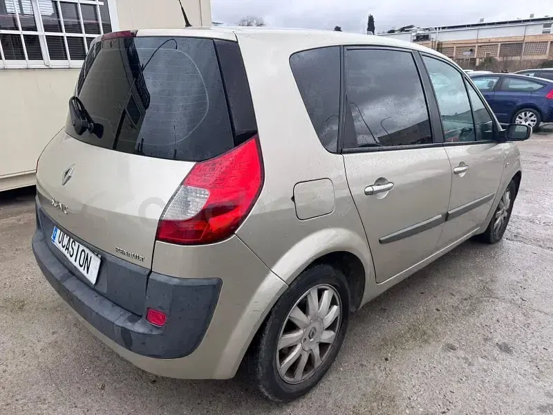 Usado Renault Scénic Dynamique 105 CV (77 kW) 2006 Gris / plata Monovolumen