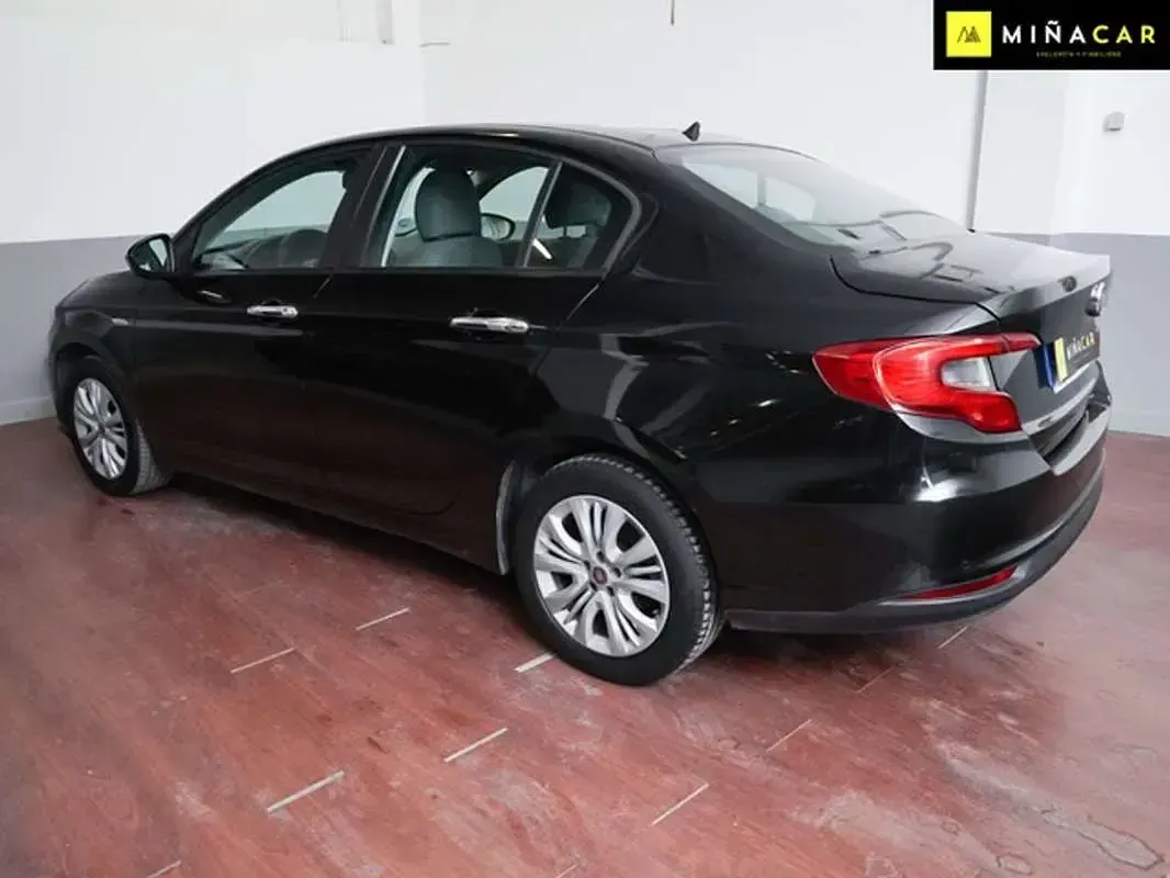 Usado Fiat Tipo Easy 120 CV (88 kW) 2018 Negro Berlina