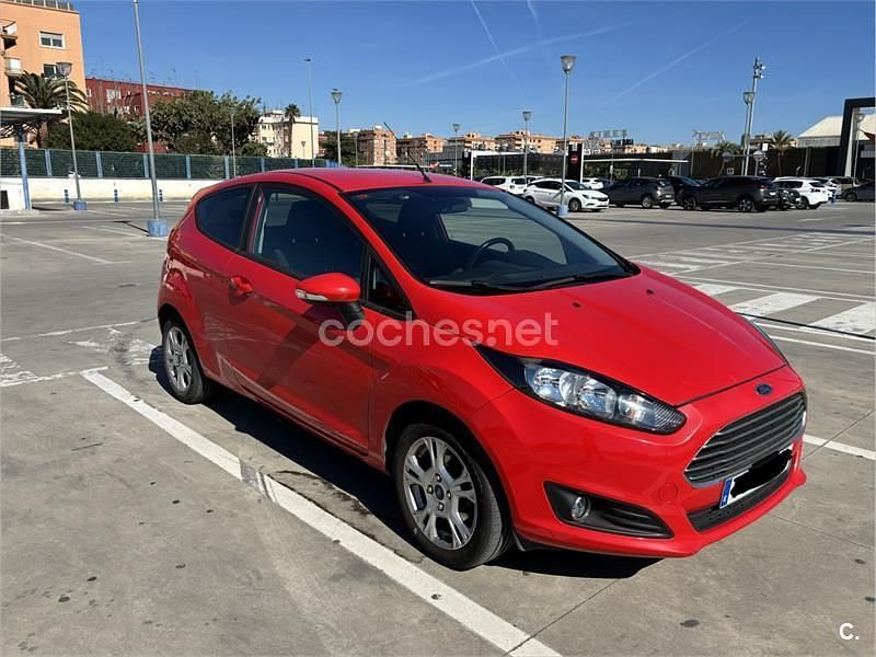 Usado Ford Fiesta Trend 100 CV (73 kW) 2013 Rojo Utilitario
