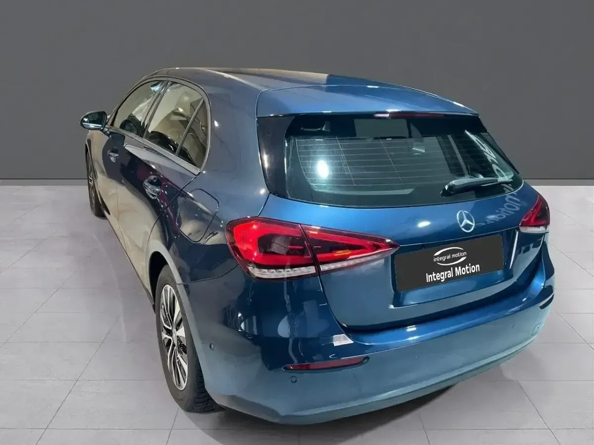 Käytetty Mercedes A180 115 HP (84 kW) 2021 Sininen