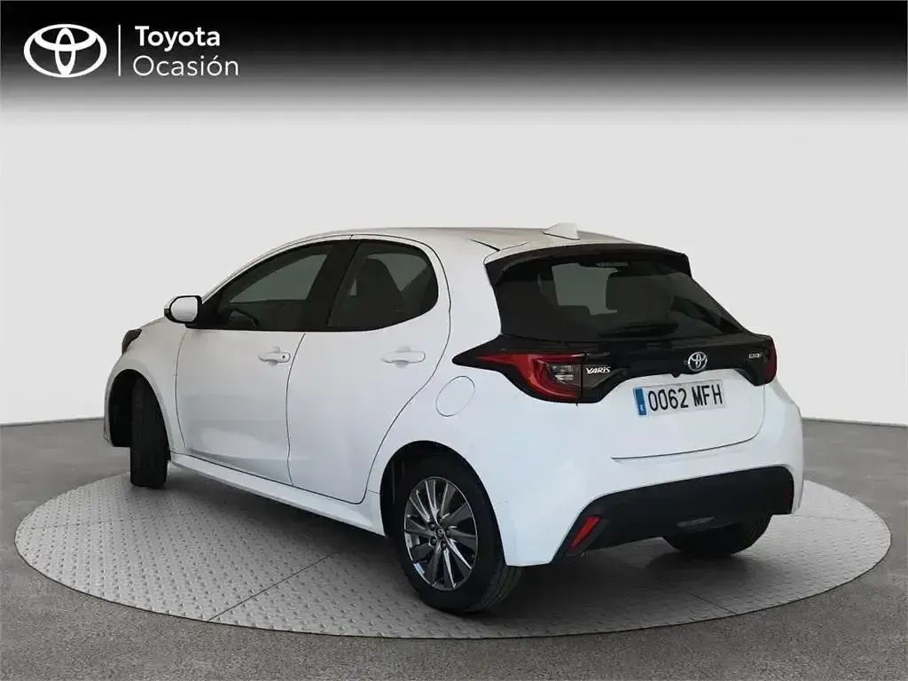 Usado Toyota Yaris Hybrid Active 116 CV (85 kW) 2023 Blanco Monovolumen