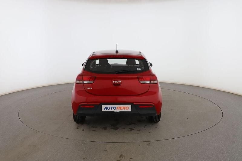 Usado Kia Rio 84 CV (61 kW) 2021 Rojo Utilitario