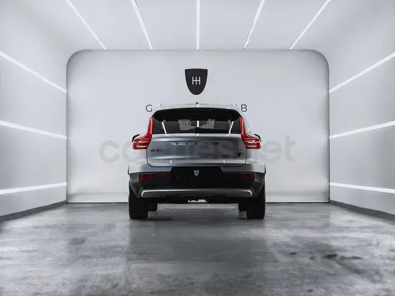 Käytetty Volvo XC40 Momentum 190 HP (139 kW) 2019 Harmaa Katumaasturi